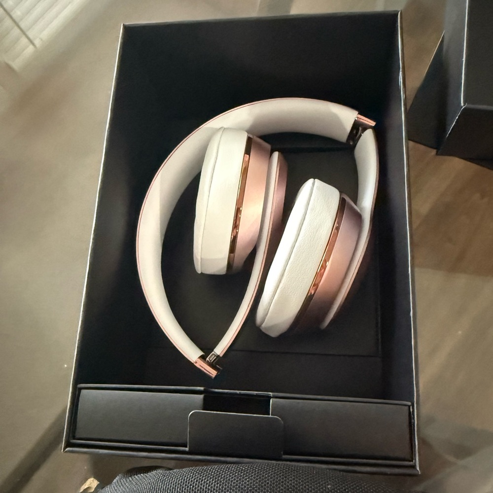 Beats by Dre Solo3 Wireless On-Ear Headphones - Pink - Picture 5 of 7